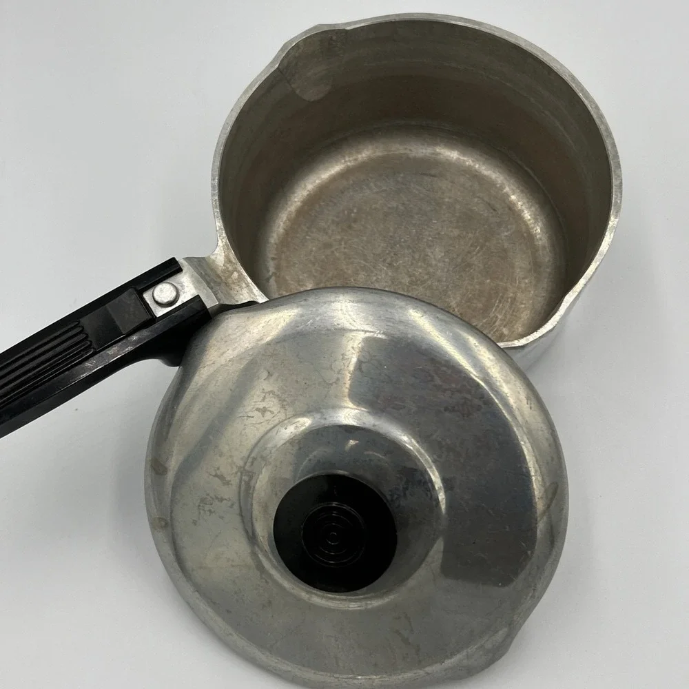 Vintage Magnalite Classic 2 Qt‎ Sauce Pan Double Spout With Lid 4682 Made In USA